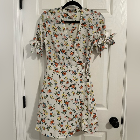 Fashion Union | Cream Floral Wrap Dress Size 6 Feminine - Picture 2 of 5